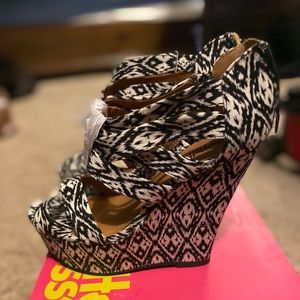 Printed black and white platform wedge*NEW*